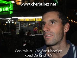 légende: Cocktails au Van Bar KhaoSan Road Bangkok 09
qualityCode=raw
sizeCode=half

Données de l'image originale:
Taille originale: 157354 bytes
Temps d'exposition: 1/50 s
Diaph: f/480/100
Heure de prise de vue: 2002:10:12 22:11:03
Flash: oui
Focale: 42/10 mm

